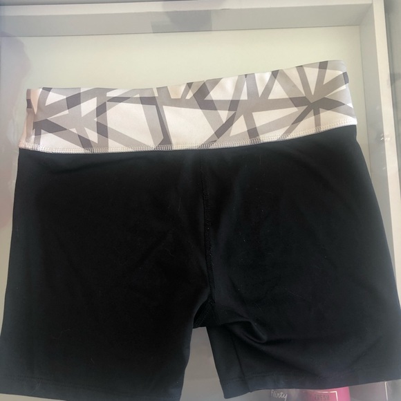 Old navy active shorts - Picture 2 of 4